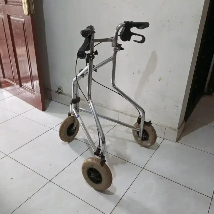 Rollator alat bantu untuk jalan