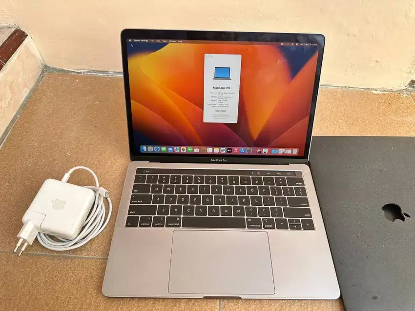 MacBook Pro 2019 Touchbar RAM 8/256 GB Gray Like New Free Office