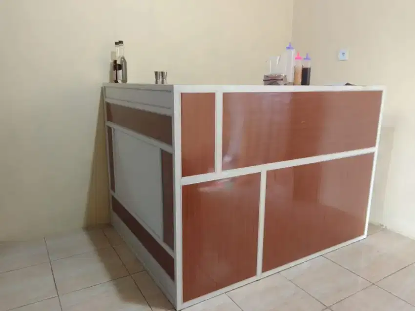 Meja minibar cafe dan peralatannya