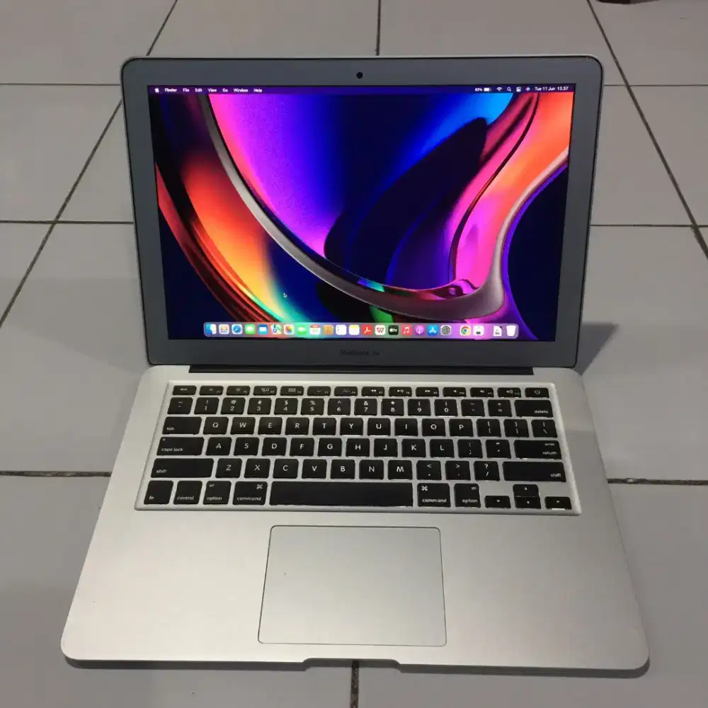 Apple Macbook Air 13 inchi 2015 (Core i7)