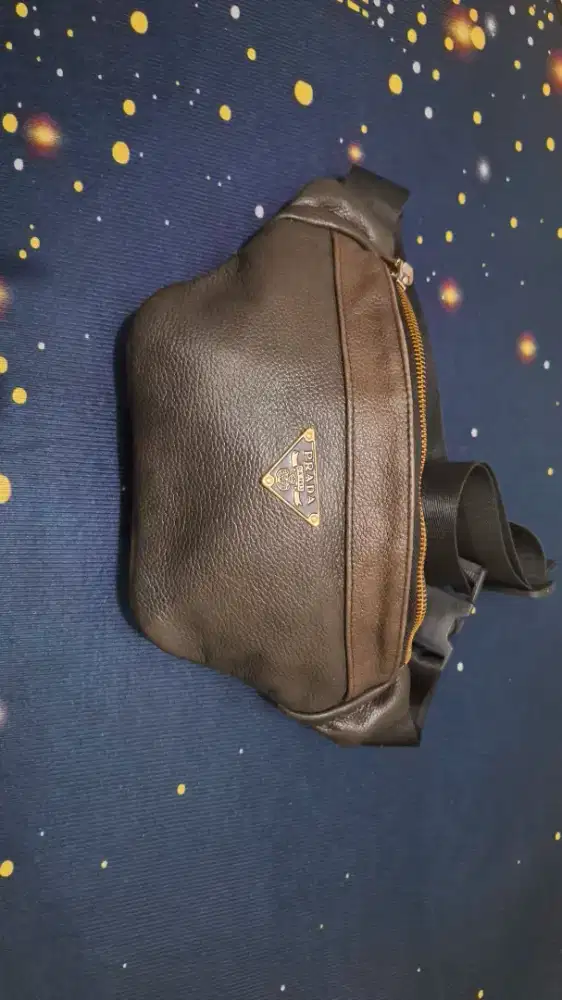 waist bag kulit prada