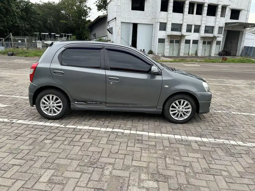 (Dp 5 jt) Toyota Etios Valcon 2014 kondisi Mesin body istimewa