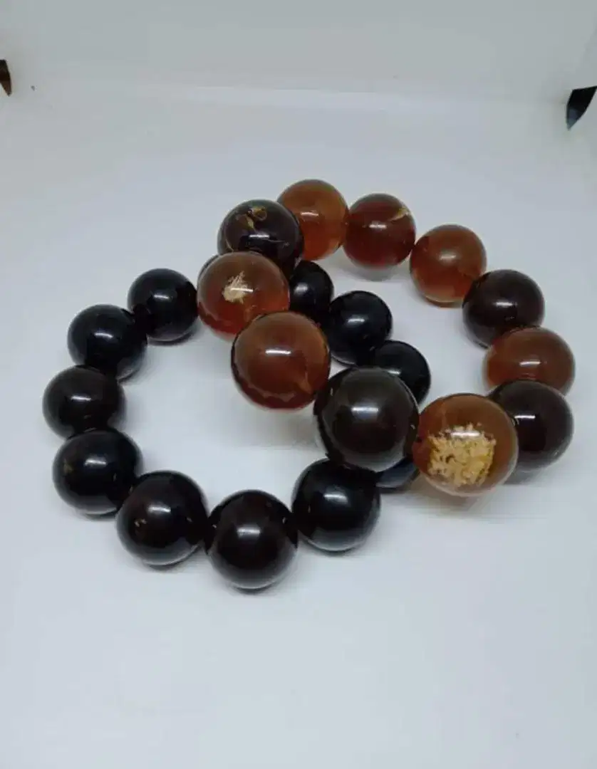 Gelang dan anting manik amber