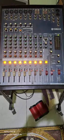 Mixer yamaha mg 124 cx