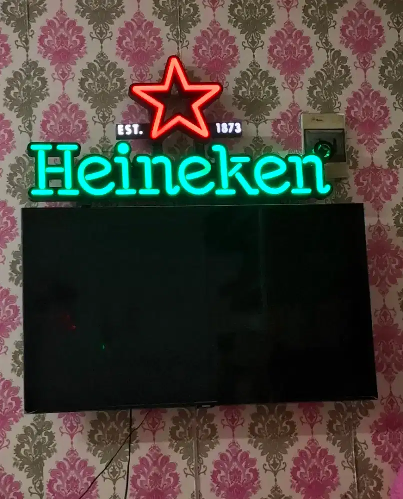 Lampu reklame kondisj nyala dengan listrik