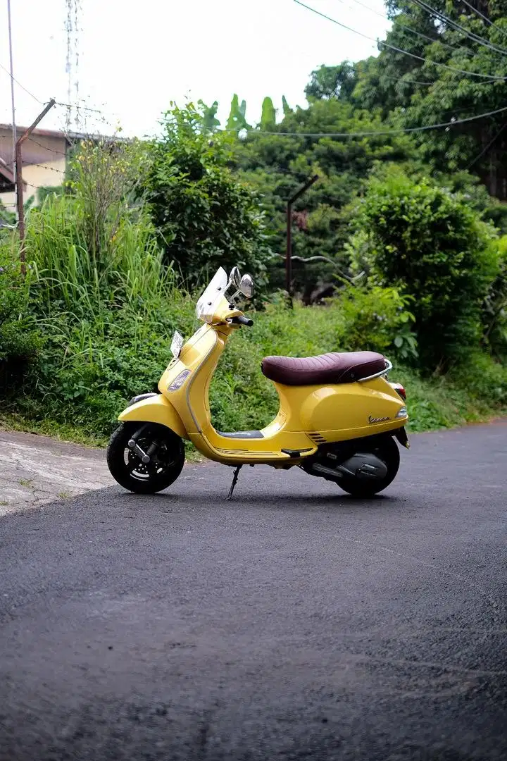 PIAGGIO VESPA MATIC LX 125 IGET 2018 KUNING GLOSSY MURAH BERGARANSI