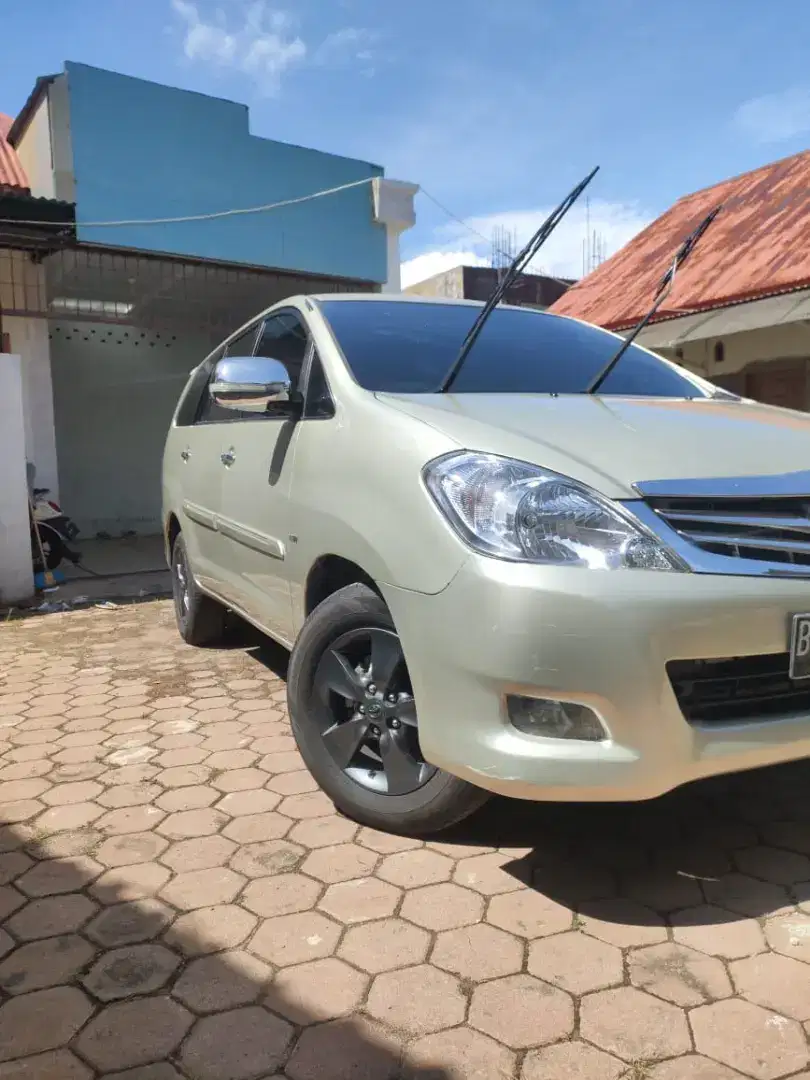 Dijual Innova J 2010 Manual, kuning emas, belum pernah pindah tangan.