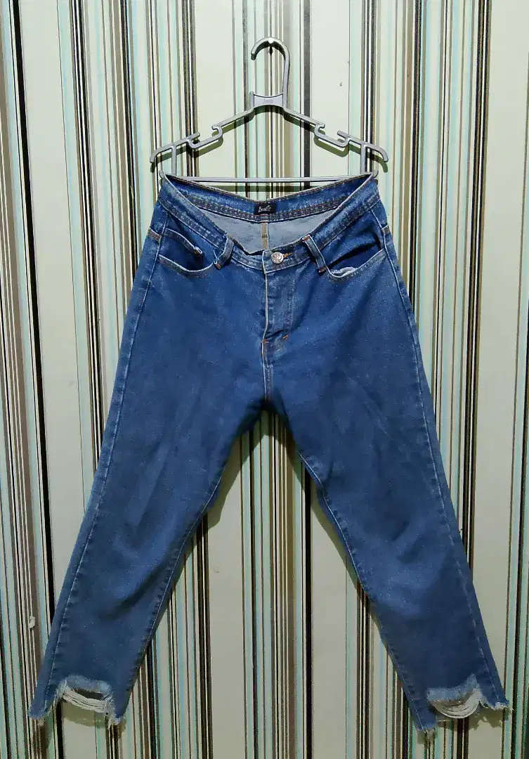 Celana jeans Sobek bawah kaki