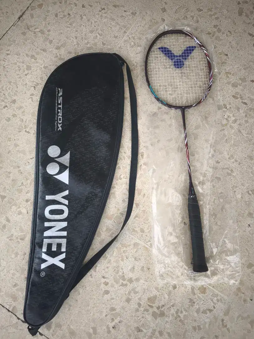 Yonex astrox 100zz kurenai