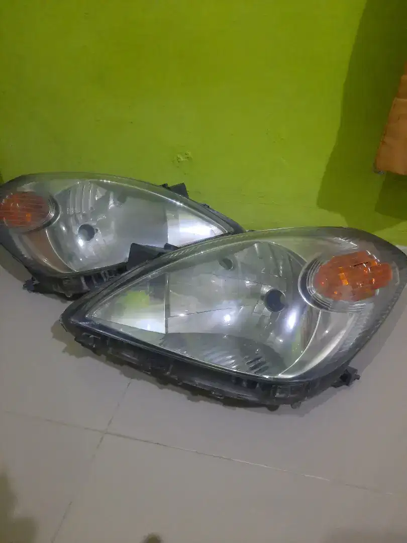 Kaca Lampu utama avanza 2010