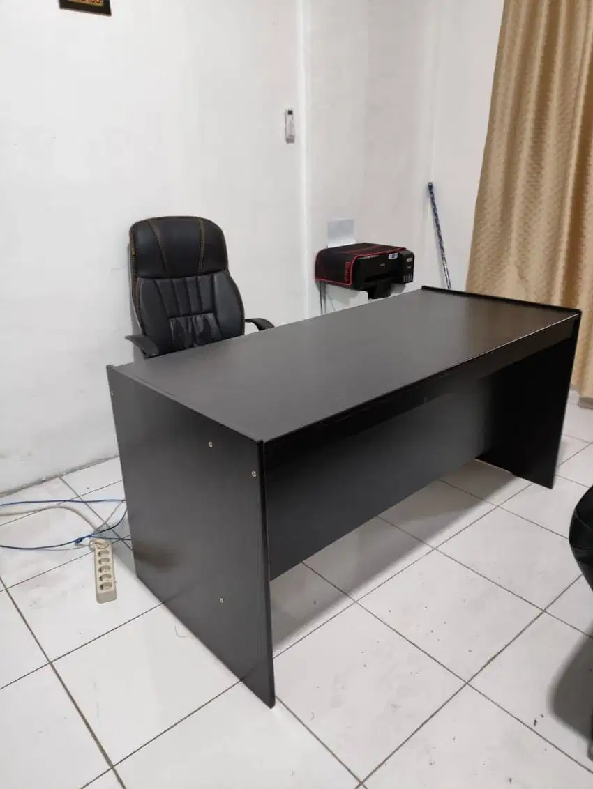 Dijual Meja Kantor bahan kayu bisa di bongkar pasang