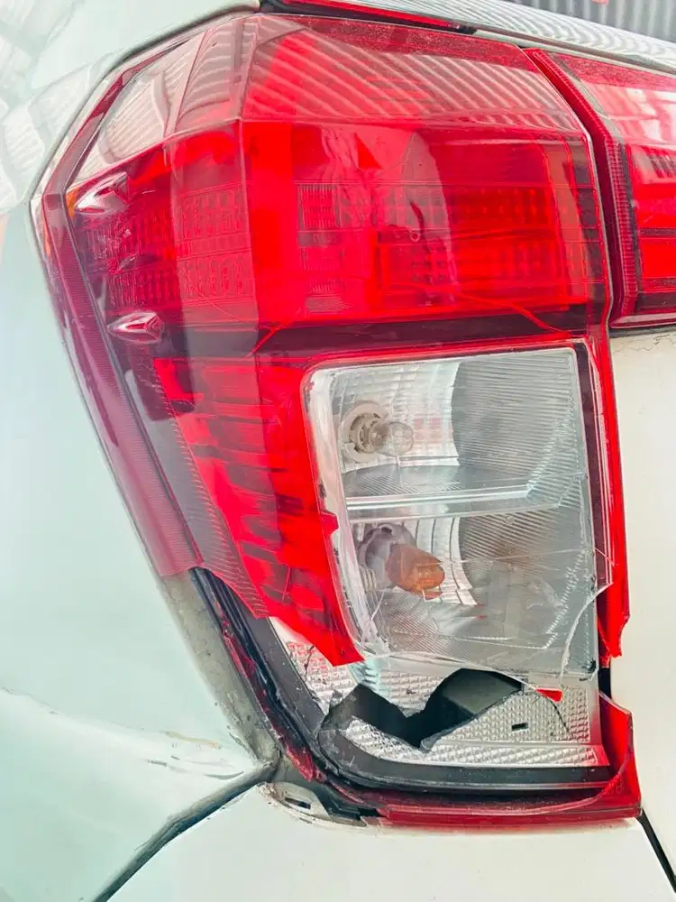 Lampu Belakang Calya Sigra