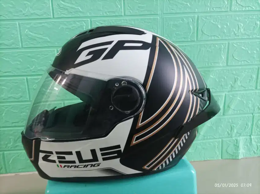 Helm Zeus ZS 811 bekas rasa baru