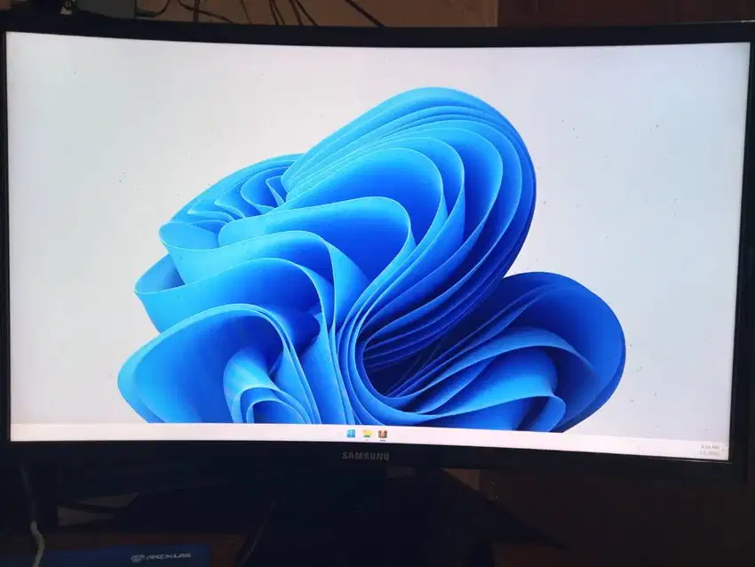 MONITOR SAMSUNG CURVED 24INC 60MHZ BEKAS PEMAKAIAN PRIBADI