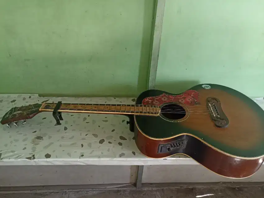 Gitar Gibson akoustik elektrik