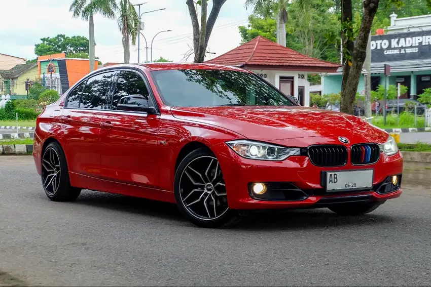 [KILOMETER RENDAH] BMW 320A/T F30 2013 Sports Trim Merah