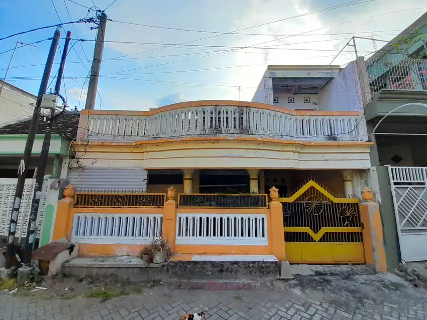 Rumah tingkat di dalam perumahan Jombang Kota