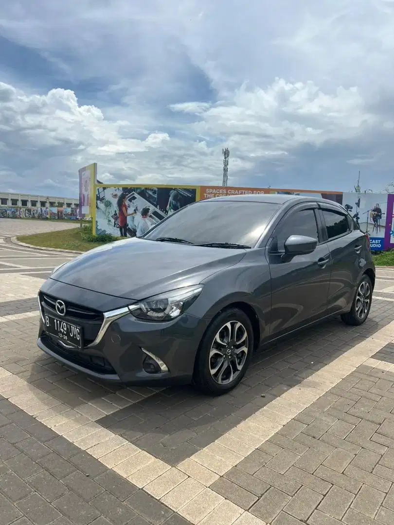 PAJAK PANJANG MULUS TERAWAT LIKE NEW ! Mazda 2 1.5 R AT 2017 Abu Grey