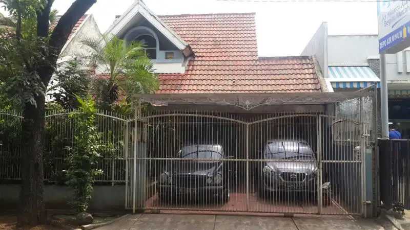 RUMAH  JALAN UTAMA UNTUK USAHA, KULINER, KENCANA LOKA  BSD TANGSEL