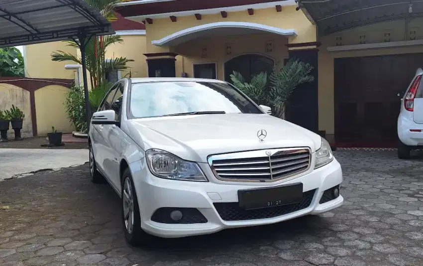 MERCEDES BENZ C200 CGI FACELIFT PUTIH