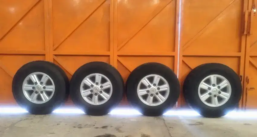 4 pcs Velg dan Ban Toyota Hilux Dcab 2012