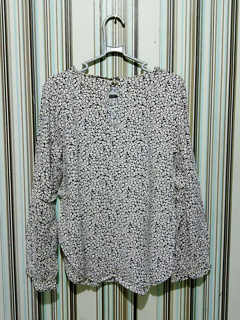 Blouse motif bunga