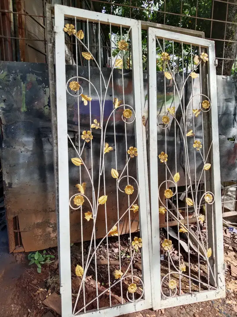 Pintu dan kusen tralis besi putih 122×202