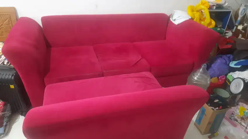 Sofa merah bekas pakai