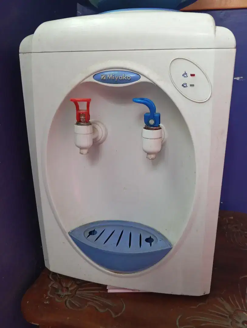 Di jual dispenser sama galonnya masih normal semua