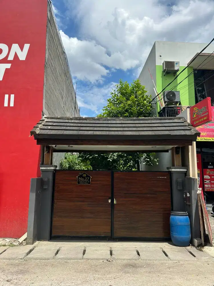 Dijual Rumah SHM FULL FURNISHED LOKASI STRATEGIS DEPAN JALAN UTAMA