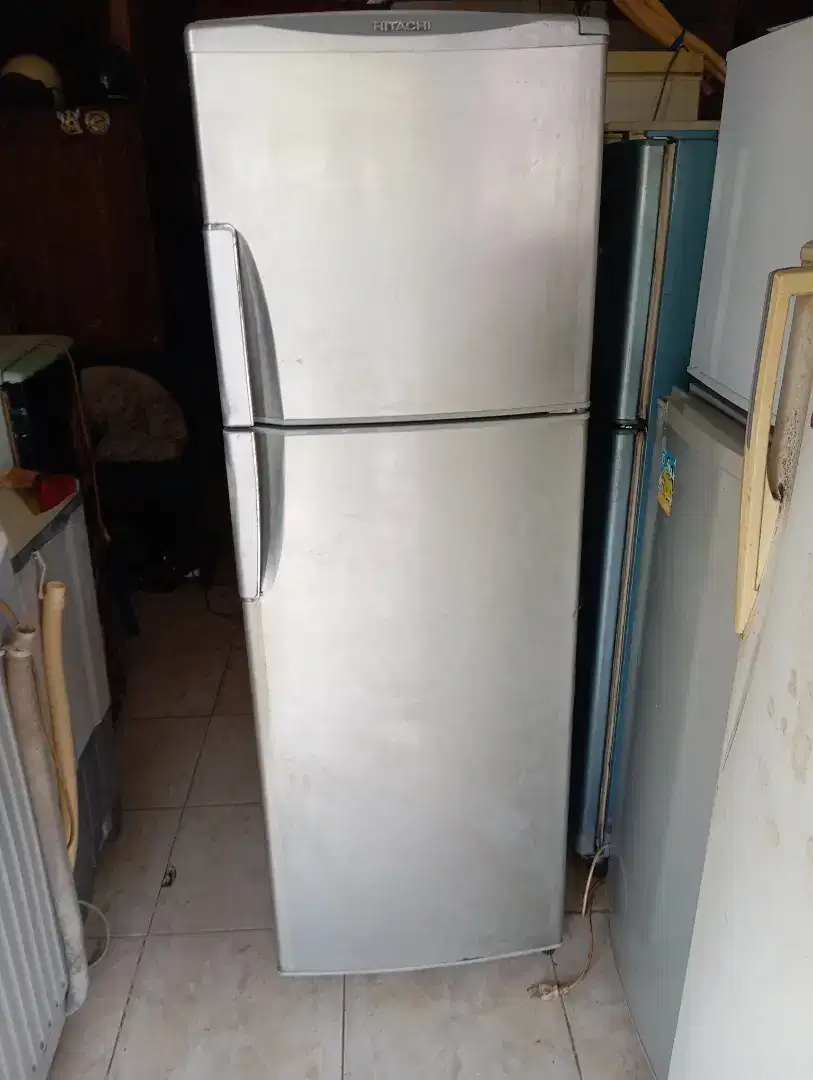 Kulkas 2 pintu bekas Mer HITACHI atas bawah fingin