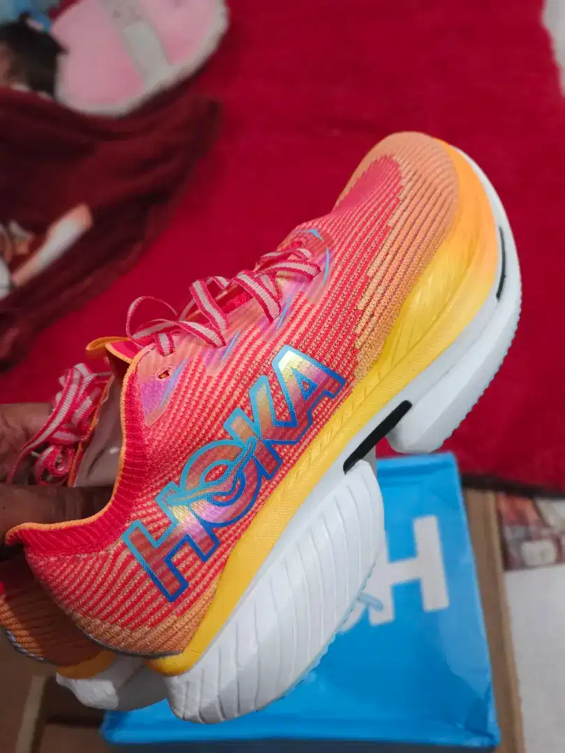 Hoka running plat karbon size 45 tapak tebal empuk ringan ngebut