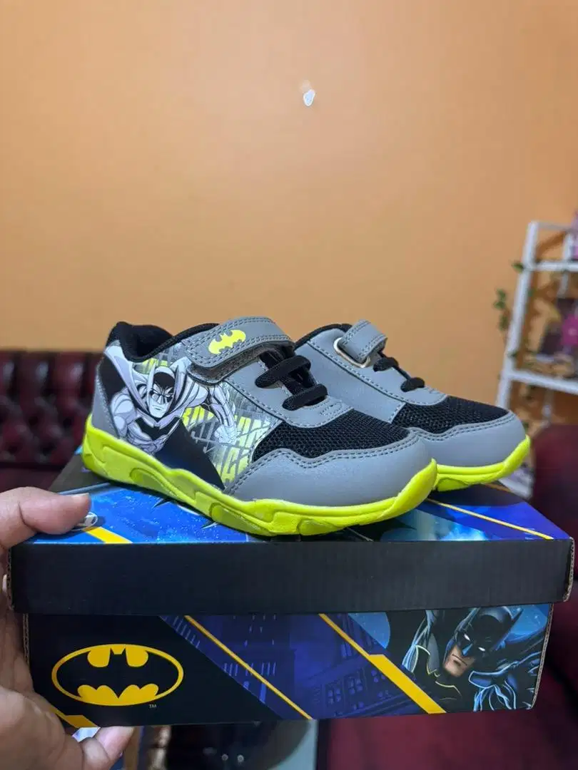 Sepatu batman anak sneaker