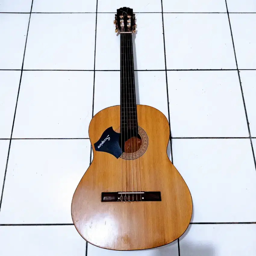 Gitar Model Klasik Merk Yamaha Asli