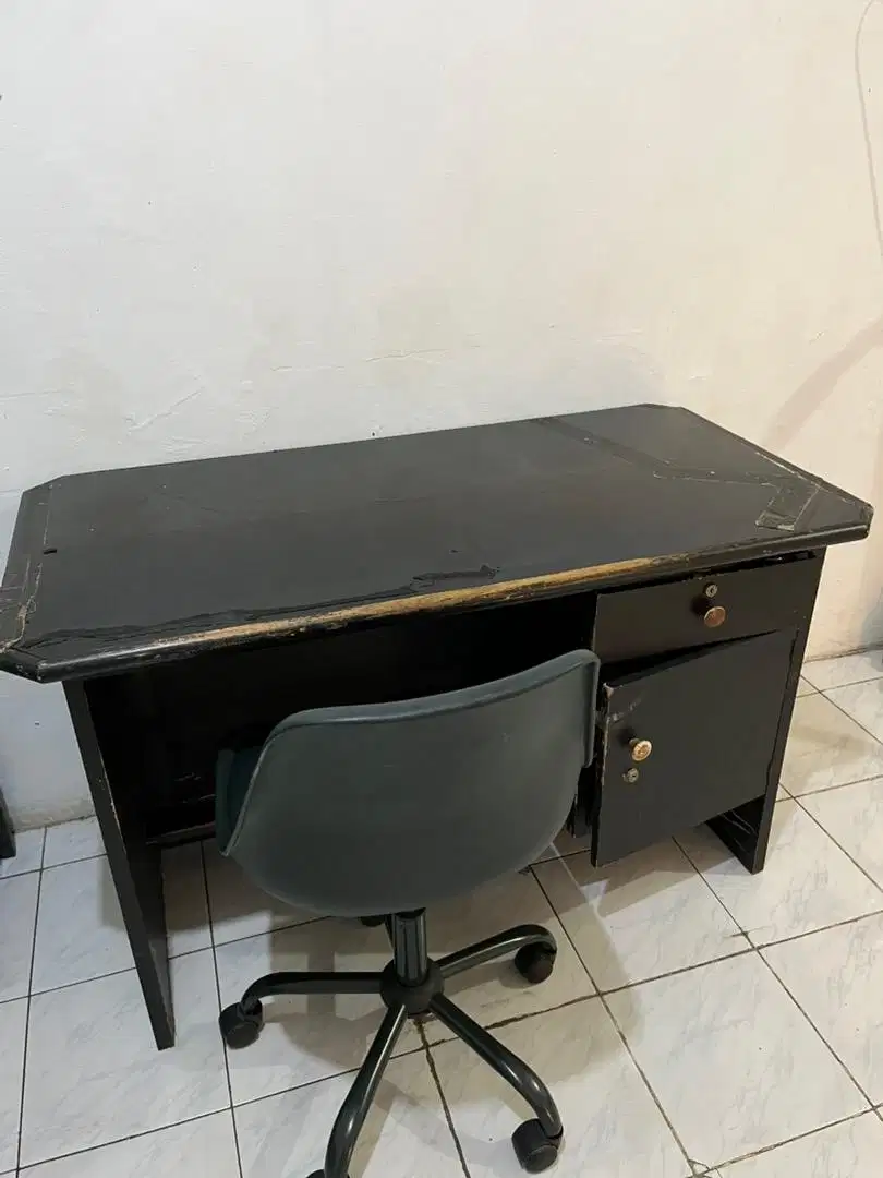 Set meja kayu dan kursi hidrolik eks kantor