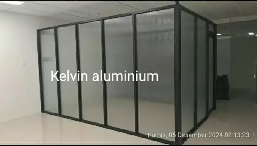 Partisi kusen aluminium atau kaca
