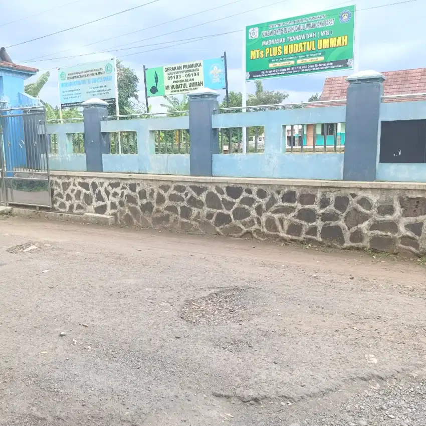 Tanah darat samping sekolah dan pondok pesantren