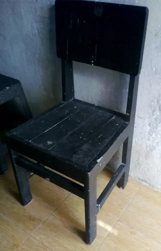 Kursi kayu lawasan,antik,bahan ori kayu tua.berat.