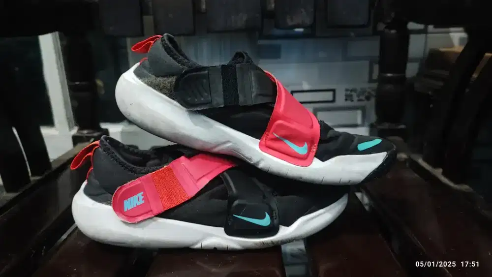 Sepatu Sandal Nike size 35 Velcro