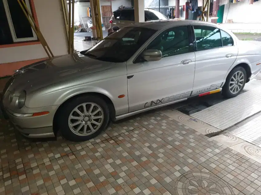 Jaguar s type 2001 kilometer rendah.istimewa.aki baru januari 2025