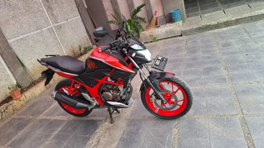 CB 150R 2016. Warna hitam.