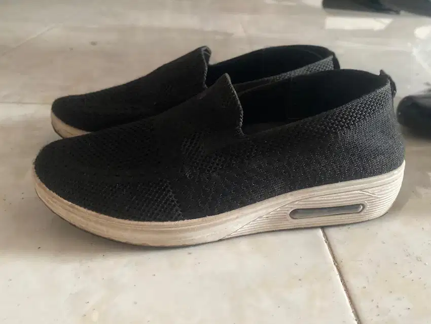 Sepatu sneakers selop hitam, sol karet