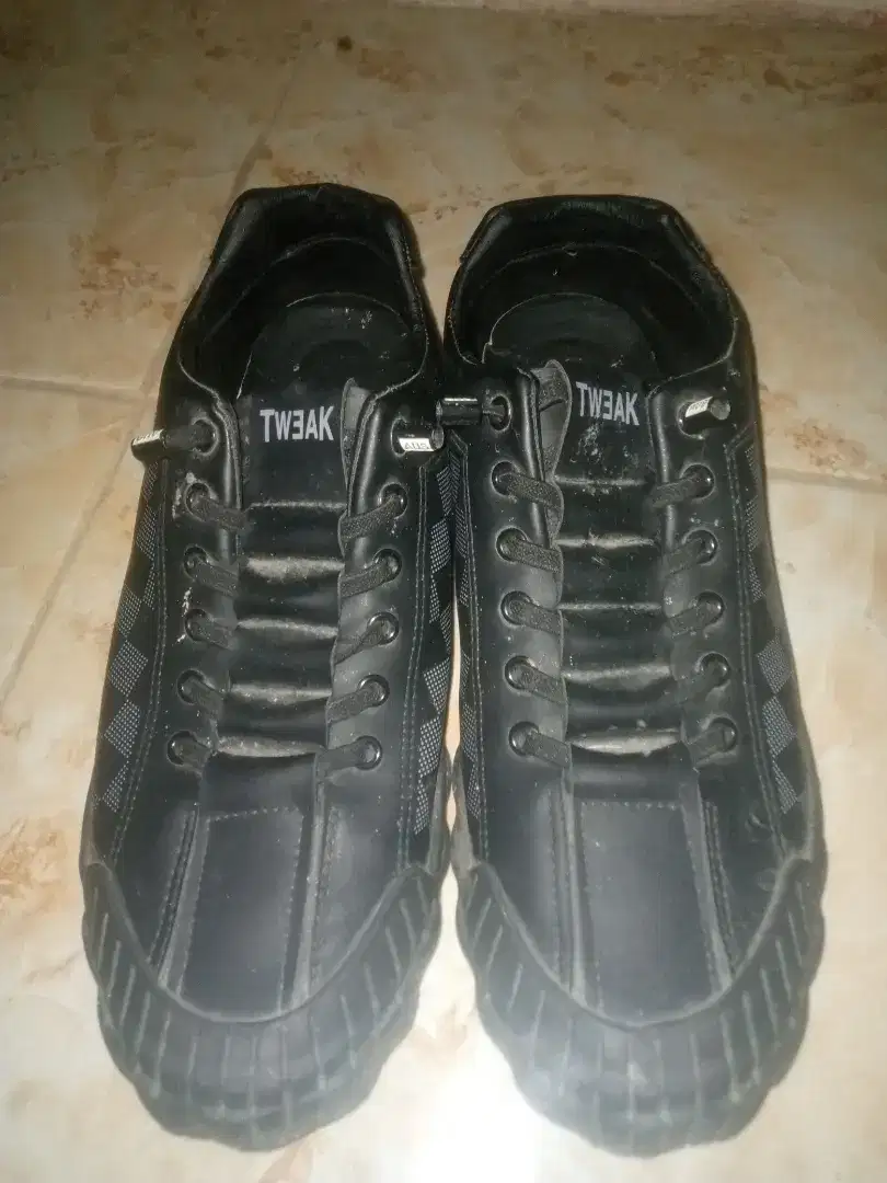 Sepatu Tweak Hitam (Bekas)