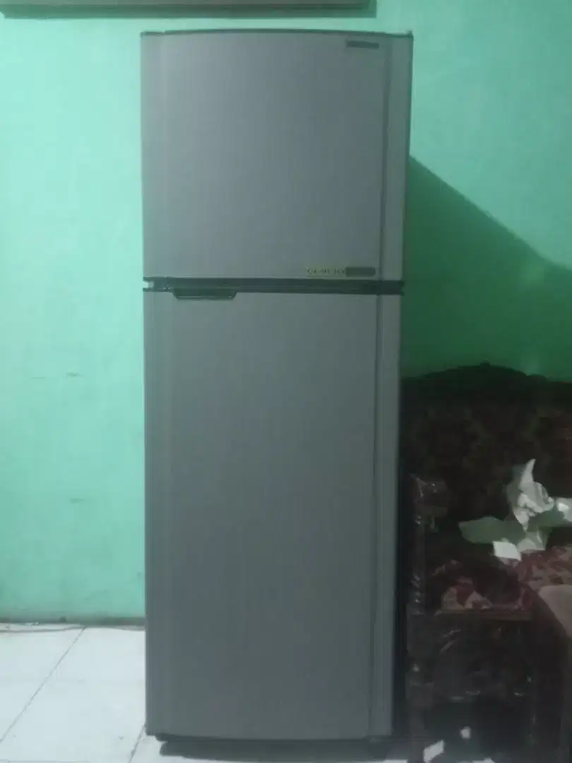 Di jual kulkas Toshiba Glacio 2 pintu