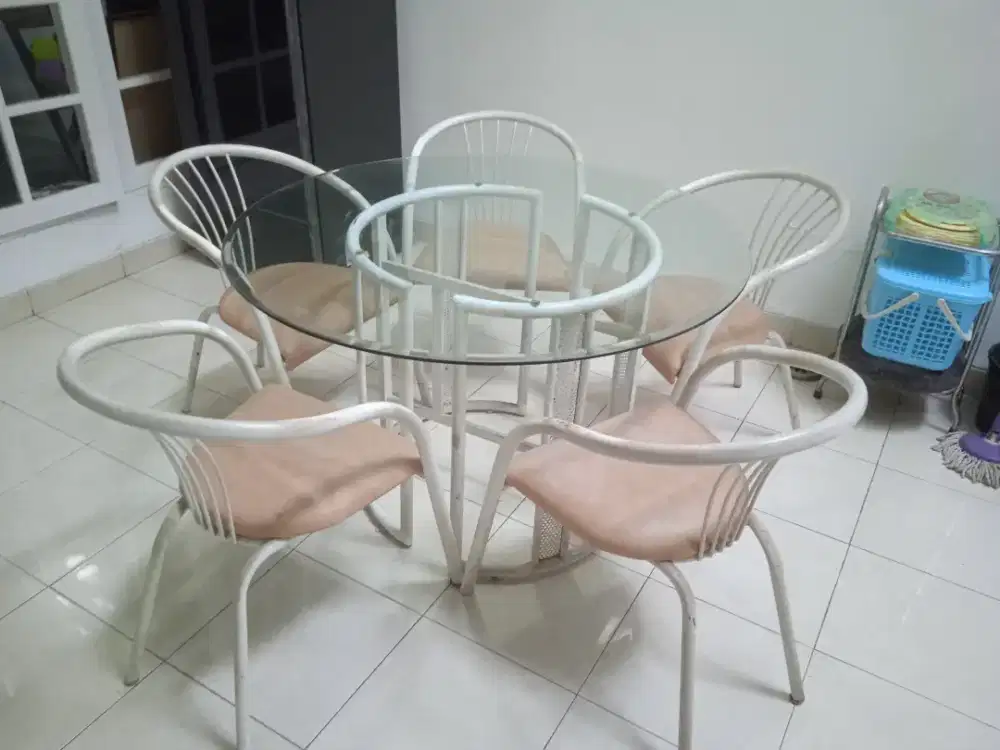 Meja makan bulat kaca dengan 5 kursi kondisi bekas
