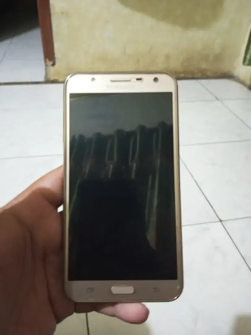 Di jual hp Samsung j7 core second