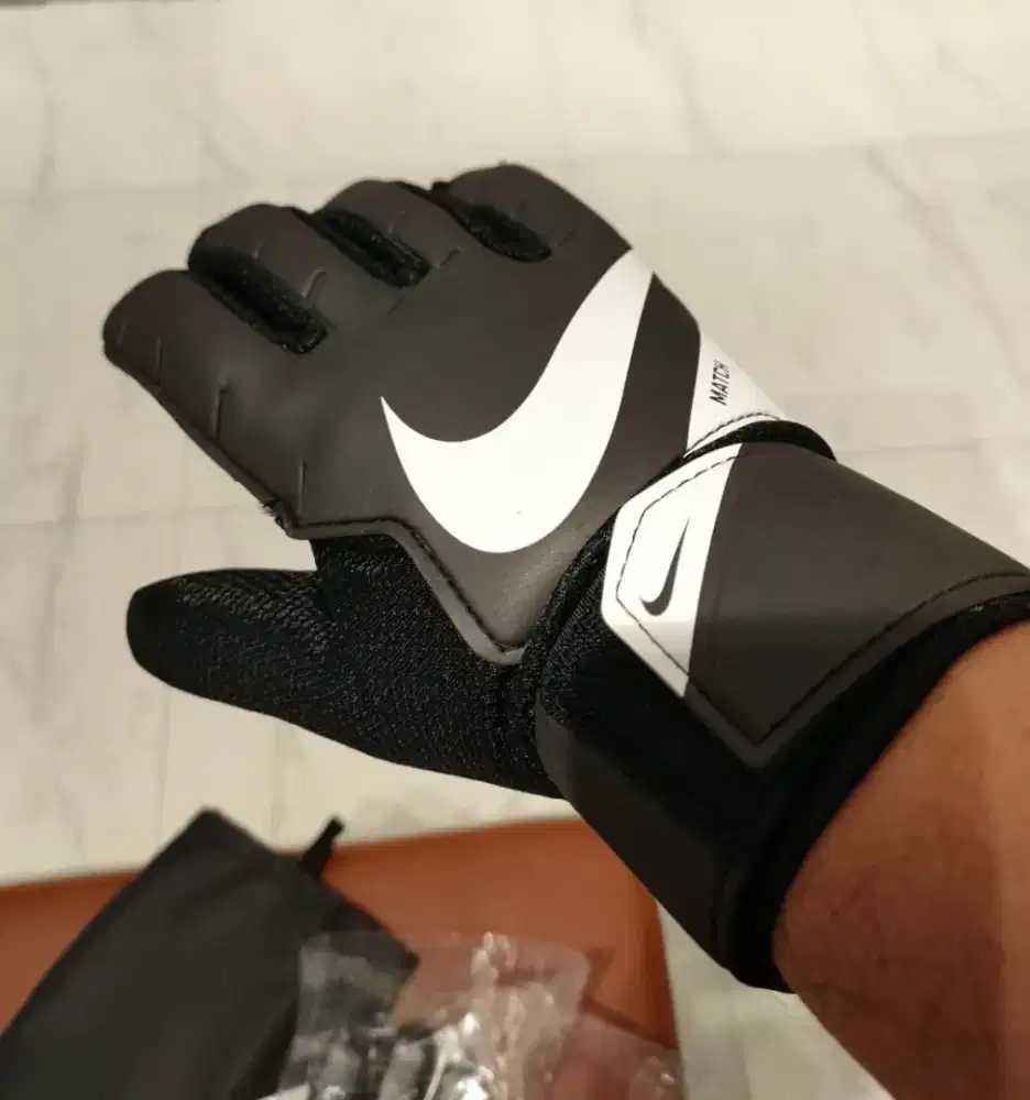 Preloved Goalkeeper Gloves Merek Nike