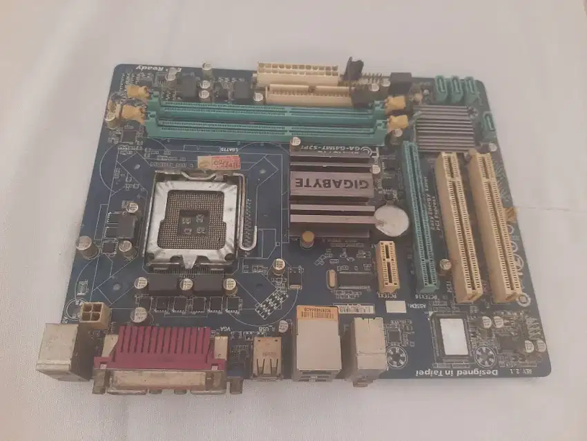 MOTHERBOARD GIGABYTE + RAM 2 KEPING