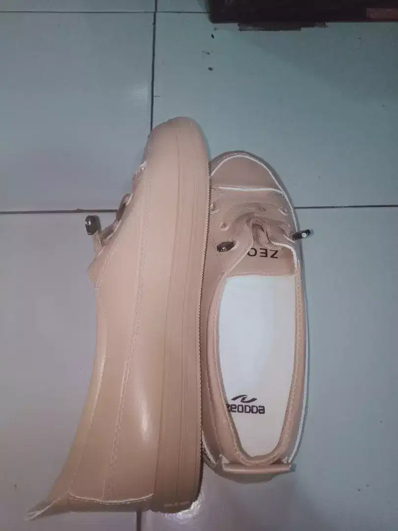 SEPATU WANITA KEKINIAN