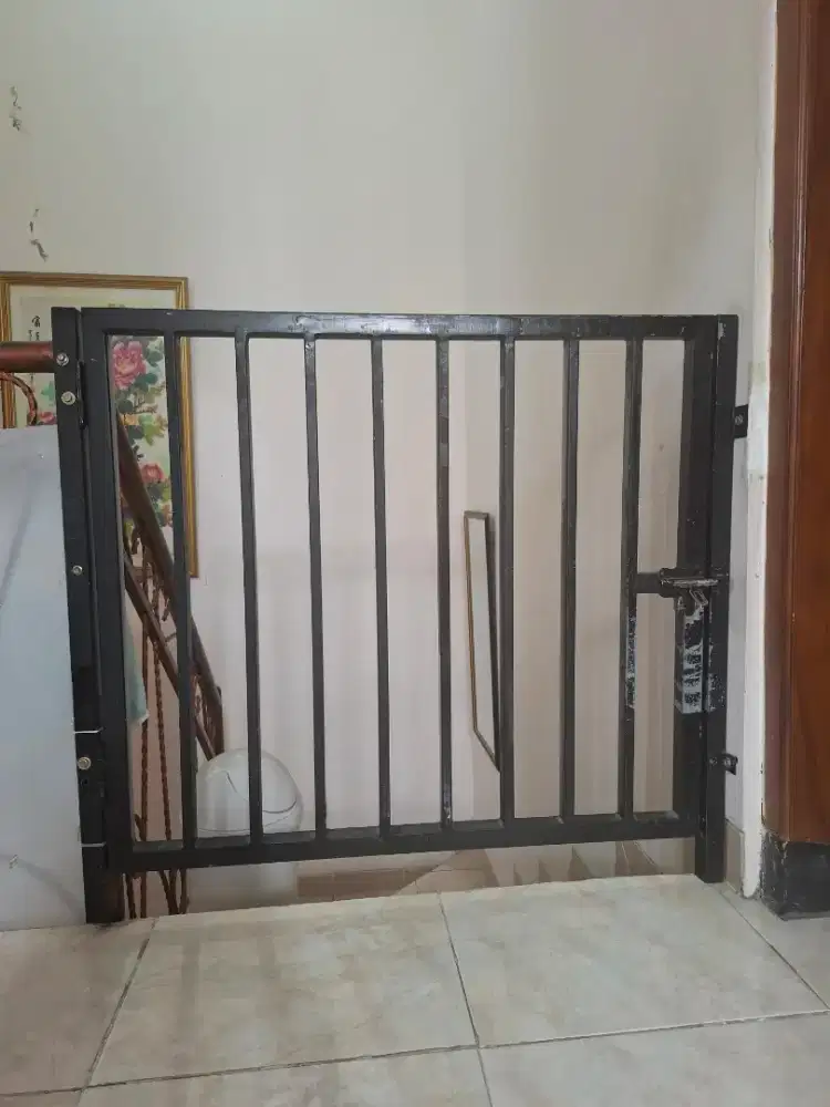 Pagar besi pelindung tangga untuk bayi balita anak